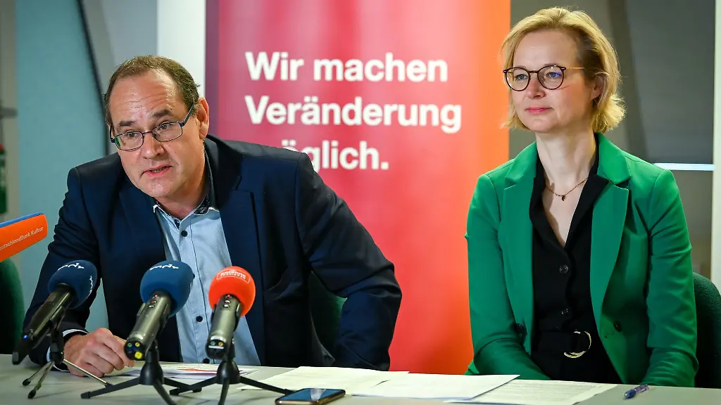 Tilo-Kummer-l-Geschaeftsfuehrer-der-Partei-Buendnis-Sahra-Wagenknecht-BSW-und-Katja-Wolf-Buergermeisterin-von-Eisenach-und-Landesvorsitzende-BSW-sprechen-bei-einer-Pressekonferenz