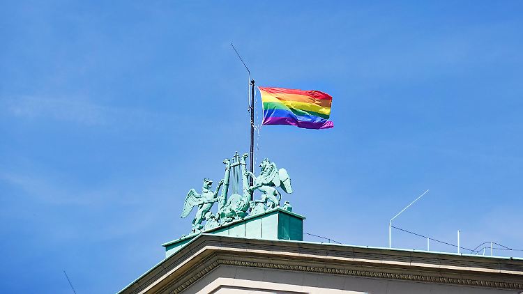 Bislang galt in Russland ein Verbot nur für Äußerungen und Darstellungen, die in Anwesenheit von Minderjährigen erfolgten.