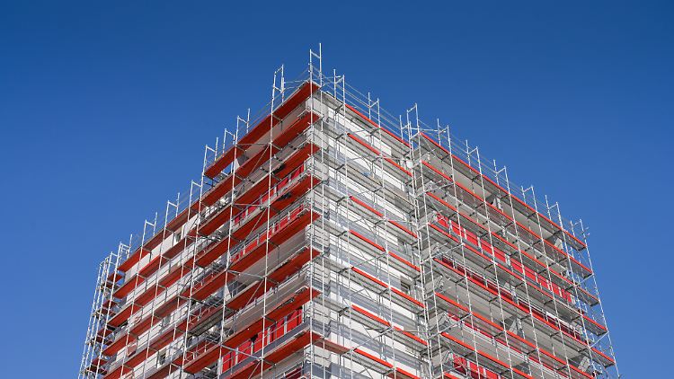 Der Kaufpreis von Wohnimmobilien dürfte einer Analyse der DZ Bank zufolge im Jahr 2023 im Durchschnitt um vier bis sechs Prozent sinken. 