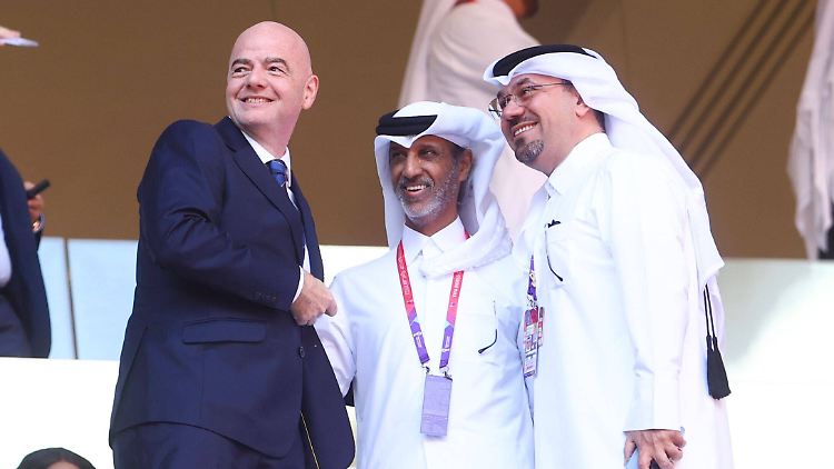 Gianni Infantino fühlt sich in Katar sehr wohl, zog vor der WM sogar in das Gastgeberland.