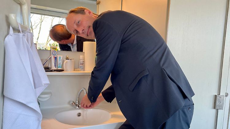 Hat (noch) gut zu lachen: Der Landtagsabgeordnete Stefan Engstfeld von den Grünen beim Händewaschen.