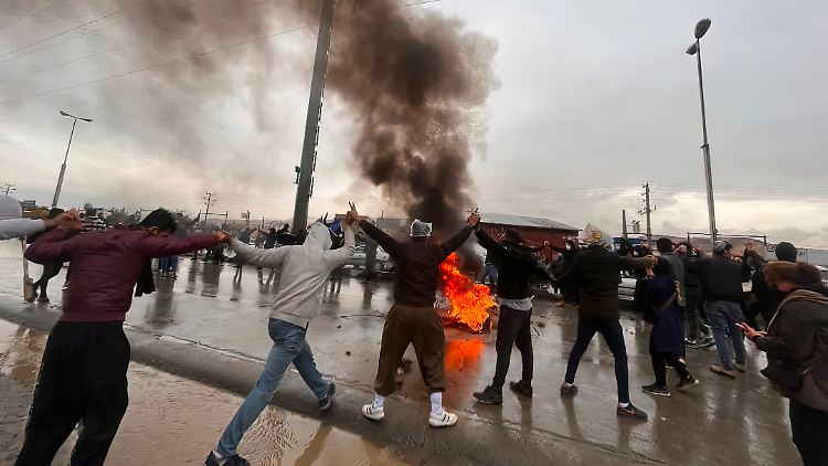 Nach Schätzungen von Menschenrechtlern wurden im Zuge der Proteste im Iran bisher mindestens 300 Menschen getötet.