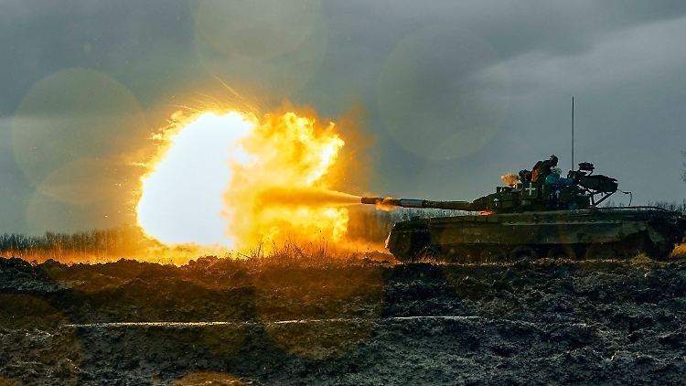 Neben Lieferungen aus dem Westen nutzt die ukrainische Armee zahlreiche Panzer, die von den Russen zurückgelassen wurden.
