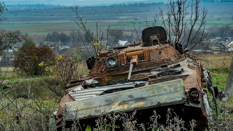 Ein zerstörter russischer Panzer steht am Rande von Iwaniwka, einem von der ukrainischen Armee nach der russischen Besetzung befreiten Dorf in der Provinz Cherson.