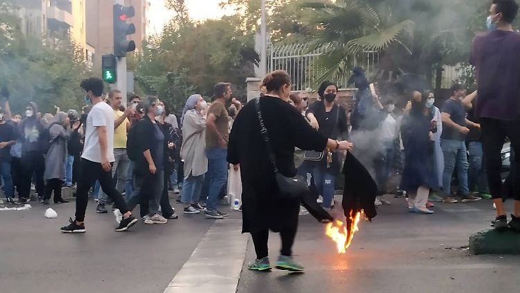 "Dieser Wunsch nach Freiheit und vor allem auch das Wissen darüber, wie ein besserer Iran aussehen könnte, ist vorhanden", sagt Katajum Amirpur, Professorin für Islamwissenschaft.