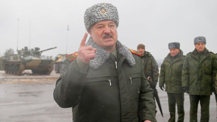 Alexander Lukaschenko droht mit einem "völlig anderen" Krieg, sollte Belarus angegriffen werden.