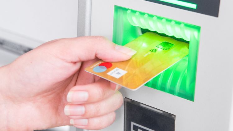 Maestro oder Visa? Diese Frage stellt sich spätestens ab Sommer 2023 nicht mehr. Dann nämlich stellt Anbieter Mastercard das Maestro-Zahlungssystem ein.