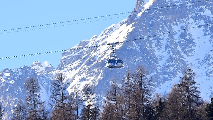 2020 mussten die Skigebiete vorzeitig schließen, im Folgewinter fiel die Saison in Deutschland und Österreich den Lockdowns weitgehend zum Opfer. 