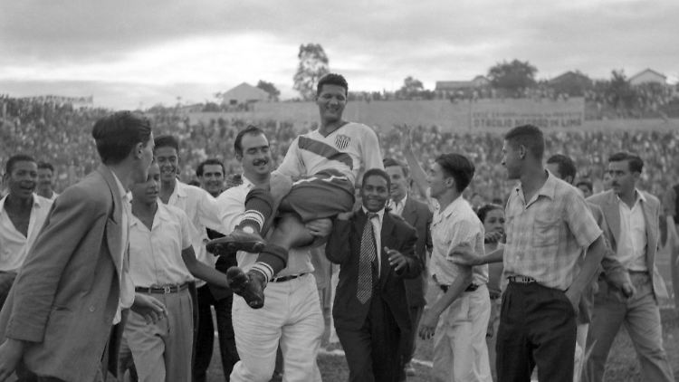 1950 trugen sie Joe Gaetjens auf Händen vom Platz.