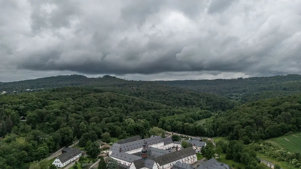 Dunkle-Regenwolken-ziehen-ueber-Kloster-Eberbach-im-Rheingau-hinweg