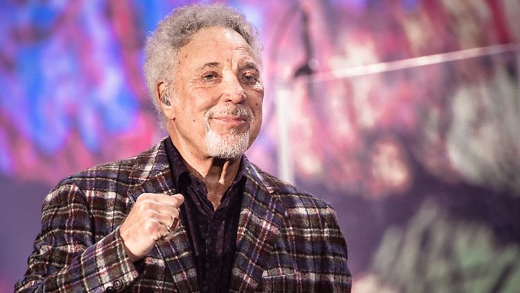 Macht jetzt regelmäßig Physiotherapie: Tom Jones.