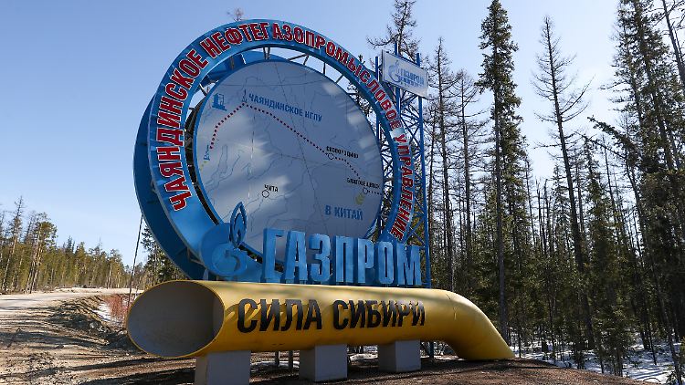 "Gazprom. The Power of Siberia", steht auf dem Schild des russischen Gasfeldes, das China versorgen soll - aber anscheinend kleiner ist, als behauptet.