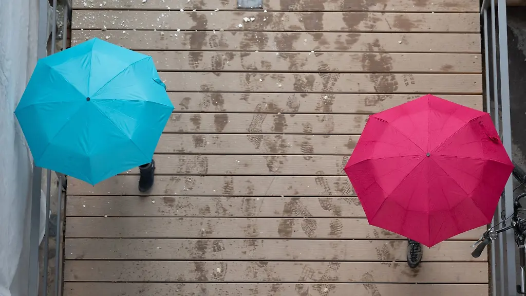 Passanten-gehen-unter-Regenschirmen-spazieren