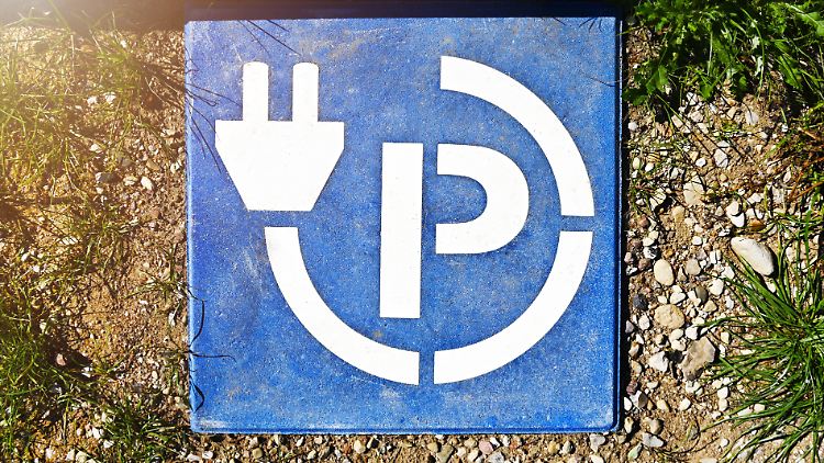 Parkplatz an einer Ladesäule für Elektroautos.