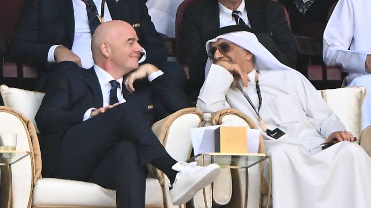 Katarer, Araber, Afrikaner, Schwuler, Behinderter, Wanderarbeiter - kurz: Infantino (links).
