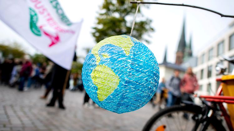 PR-Botschaften wie "CO2-neutral" oder "klimapositiv" sagen noch nichts über die tatsächliche Nachhaltigkeit eines Produkts aus. Der Erde hilft das nicht.
