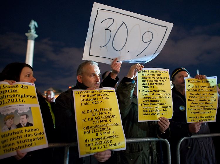 Die Gegner des Bahnprojekts Stuttgart 21 geben nicht auf und demonstrieren weiter, wie hier während des Neujahrsempfangs der Landesregierung.