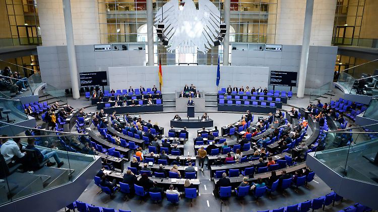 "Dieser Haushalt ist schon jetzt auf Kante genäht", kritisierte Unions-Haushälter Helge Braun.