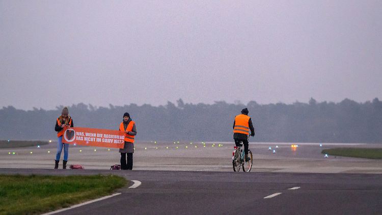 Wie konnten die Aktivisten so einfach den Sicherheitsbereich des BER überwinden? Das will Bundesverkehrsminister Volker Wissing nun prüfen.