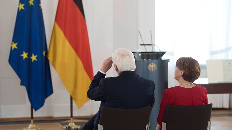 Bundespräsident Frank-Walter Steinmeier und Partnerin Elke Büdenbender 2021 bei der Einbürgerungsfeier im Schloss Bellevue.