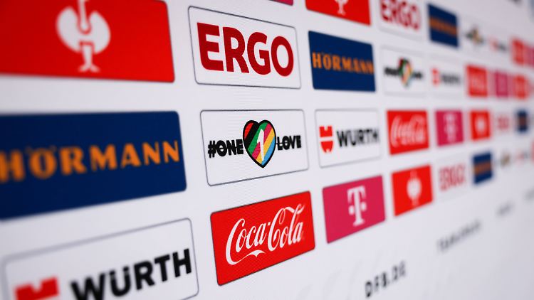 Das Logo, das die FIFA verbietet, ist beim DFB in Katar zu sehen.