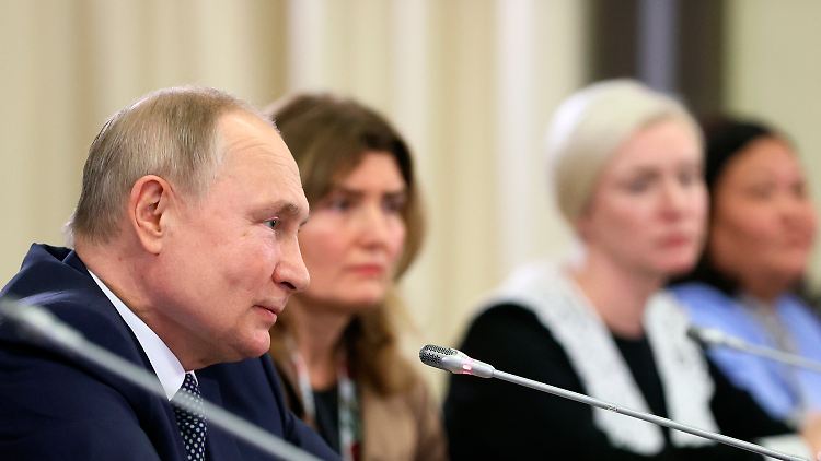 Der russische Präsident Wladimir Putin versichert den Angehörigen von gefallenen Soldaten sein Mitgefühl.