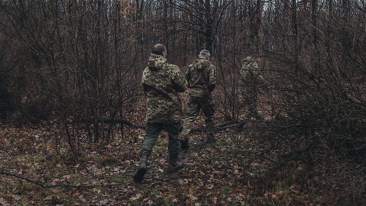 Zunehmend setzen Nässe und Kälte den ukrainischen Soldaten im Donbass zu.