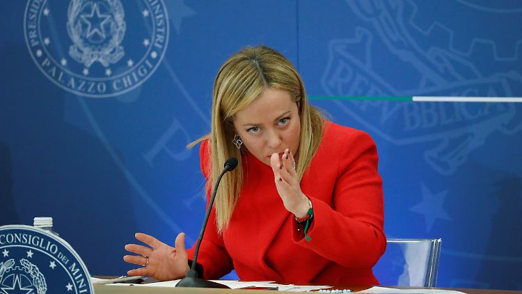 Pressekonferenz zum neuen Haushaltsgesetz: Nach der dritten Frage wollte Meloni sich verabschieden. 
