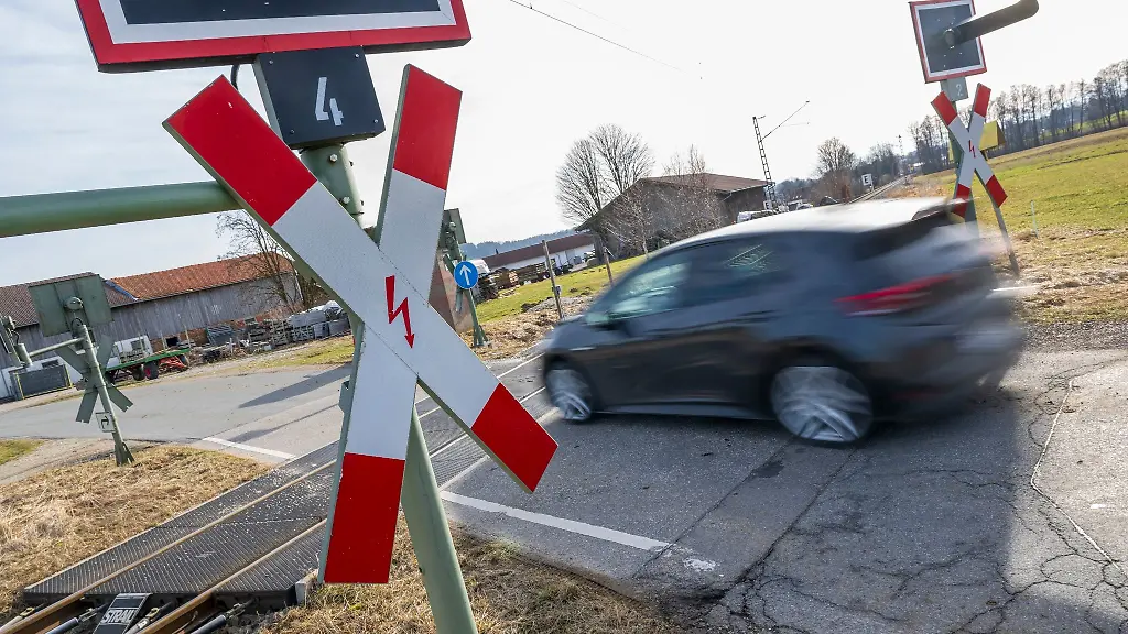 Ein-Auto-faehrt-ueber-einen-unbeschrankten-Bahnuebergang