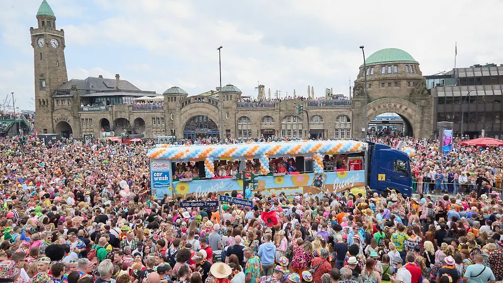 Teilnehmer-des-Schlagermoves-ziehen-in-einer-Schlagerkarawane-durch-St-Pauli