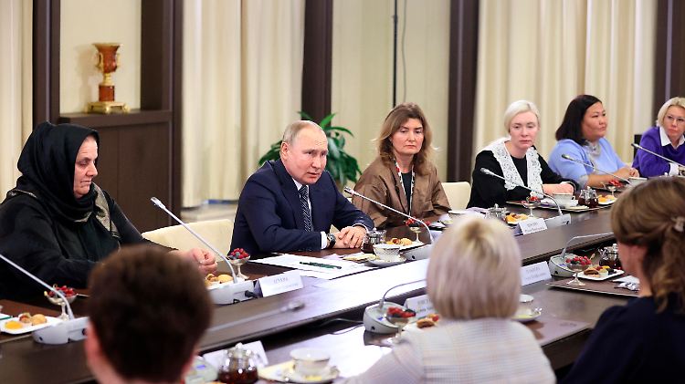 Zur Linken - patriotische Regisseurin, zur Rechten - Mutter von Kadyrows "Bruder". Vertreterinnen der Soldatenmütter-Organisationen sind bei Putin nicht eingeladen. 