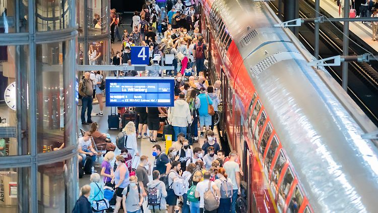 "Im Regionalverkehr rund um die großen Knotenbahnhöfe gibt es keinen Platz für zusätzliche Züge", sagte Huber.