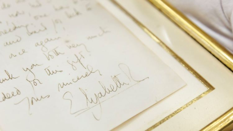 Der Brief ist mit "Elizabeth R" unterschrieben.