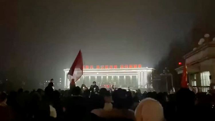 "Steht auf! Alle, die keine Sklaven mehr sein wollen", rufen die Protestierenden.
