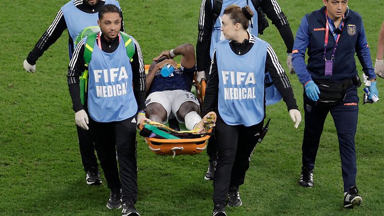 Im Spiel gegen die Niederlande wird Valencia per Trage vom Feld gebracht.