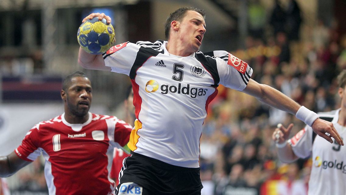 Die Gegenspieler liefen Außenspieler Dominik Klein, rechts, meist hinterher