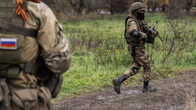 Dieses von der russischen Staatsagentur Tass zur Verfügung gestellte Foto soll "Freiwillige" beim Kampf an der Seite Russlands in Luhansk zeigen.