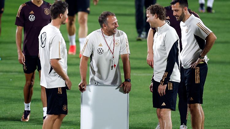 Hansi Flick wird ohne Spieler auf dem Podium sitzen.