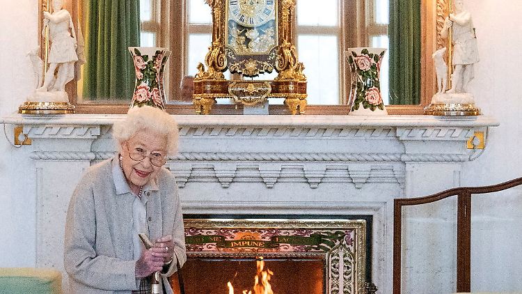 Bluterguss auf dem Handrücken: Die Königin zwei Tage vor ihrem Tod auf Schloss Balmoral. 