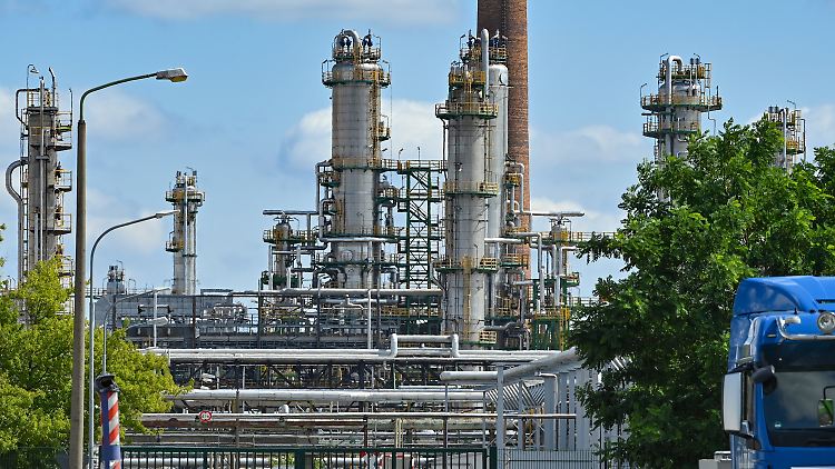 Die Raffinerie PSK in Schwedt soll künftig auf anderen Wegen mit Öl versorgt werden.