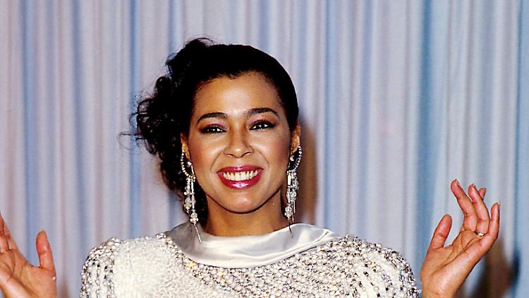 Irene Cara bei der Oscar-Verleihung 1986. 