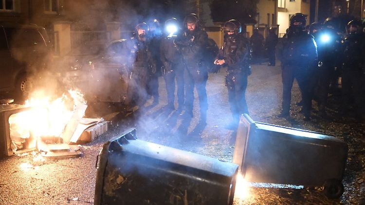 Die Gegendemonstranten versuchten teils mit Sitzblockaden, teils mit Gegenständen den rechten Aufmarsch zu stoppen.