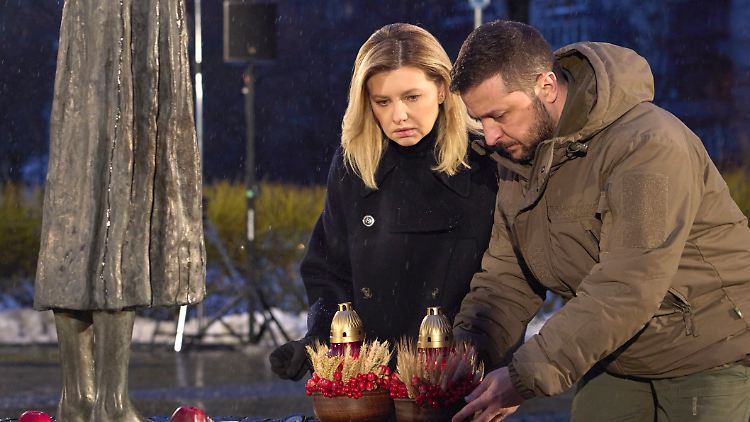 Der ukrainische Präsident Wolodymyr Selenskyj und seine Frau Olena gedenken an einem Mahnmal in Kiew der Opfer des Holodomor.