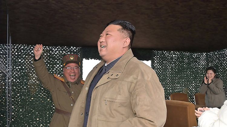 Kim bei einer Inspektion der Hwasong-Rakete auf dem Flughafen von Pjöngjang vor einer Woche.