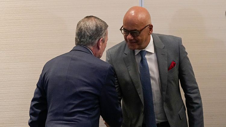 Der Maduro-Abgesandte Jorge Rodriguez (r.) und der Vertreter der Opposition Gerardo Blyde Perez trafen und einigten sich in Mexiko-Stadt.