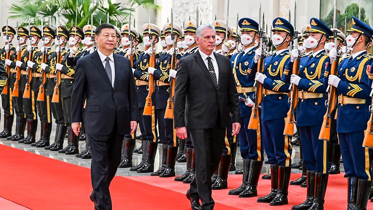 Xi empfing den Gast aus Kuba mit allen Ehren.