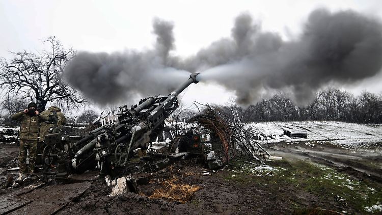 Ukrainische Streitkräfte feuern auf russische Stellungen in der Region Donezk.
