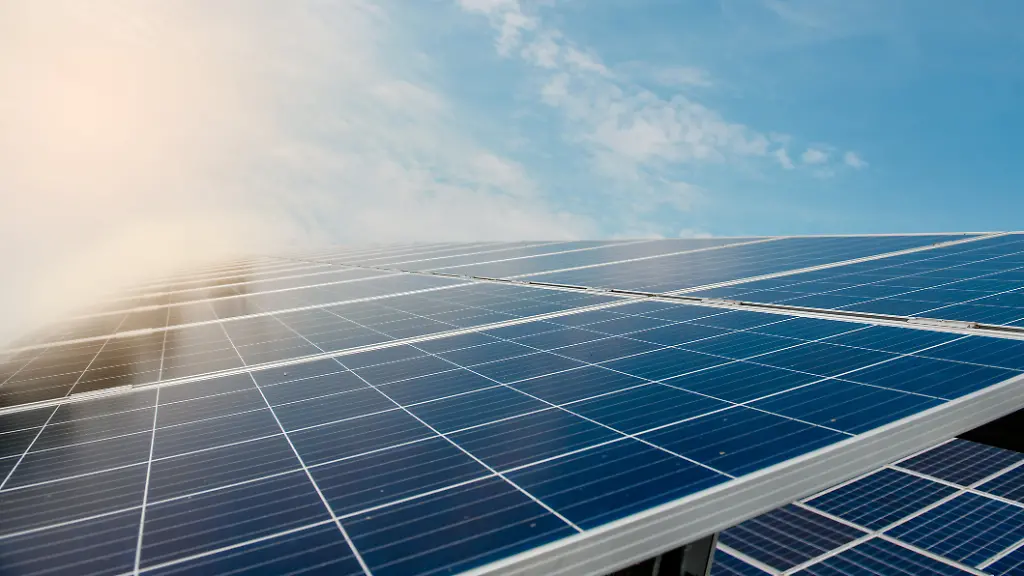 Balkonkraftwerke-finden-zunehmend-reissenden-Absatz-Die-Vorteile-von-Solaranlagen-liegen-auf-der-Hand