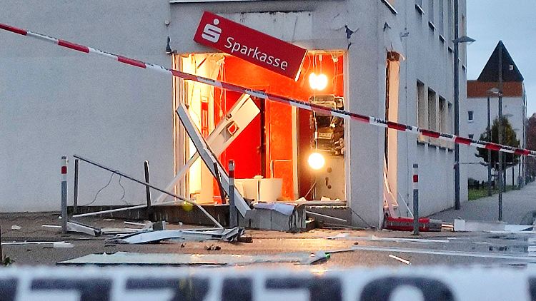 Unbekannte haben einen Geldautomaten an einem Seniorenheim in Karlsruhe gesprengt und Teile des Gebäudes dabei beschädigt.