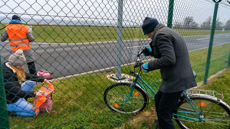 Sechs Aktivisten waren am Donnerstagnachmittag auf das Gelände des Flughafens BER eingedrungen.